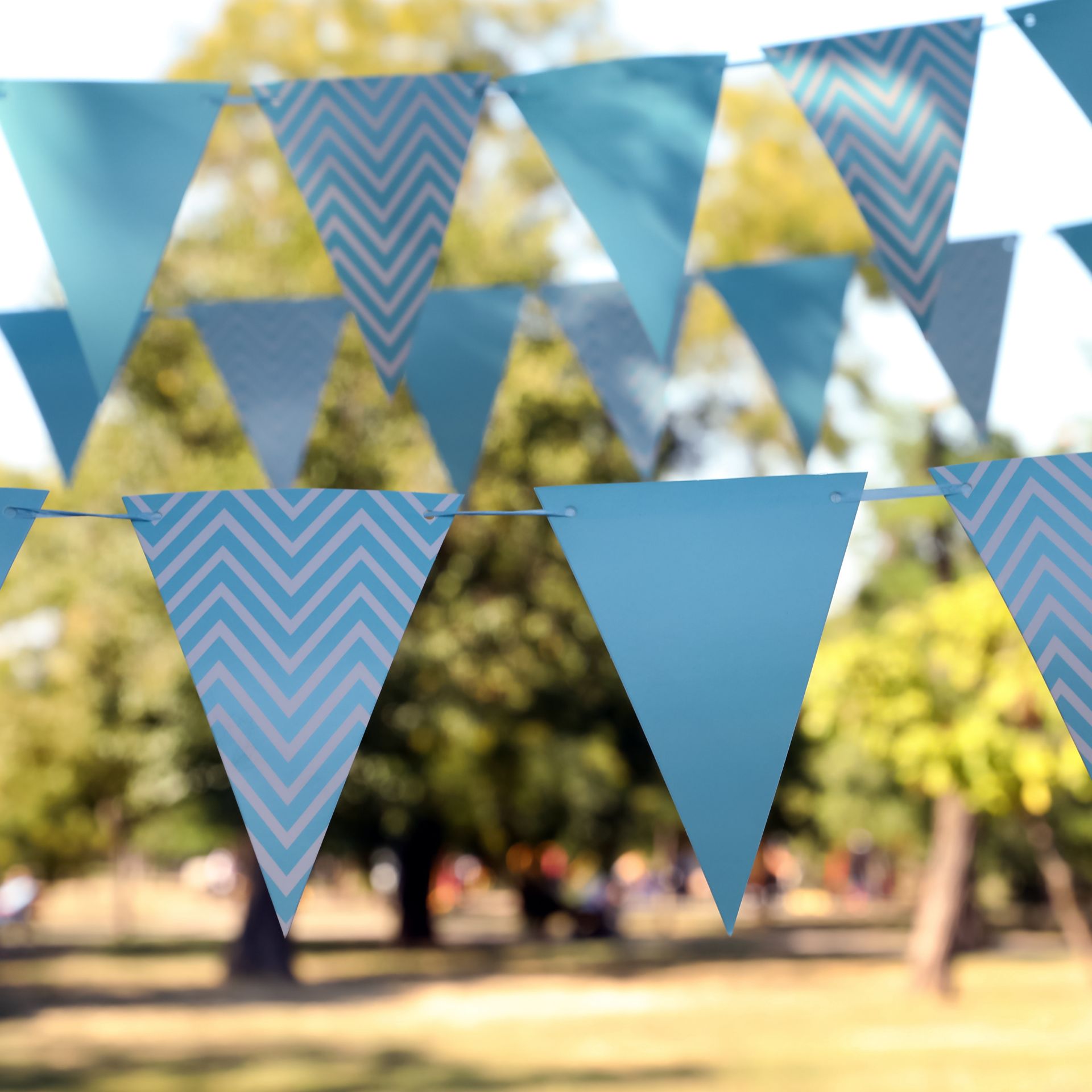 Baby in blue slingers voor blauwe babyshower jongen